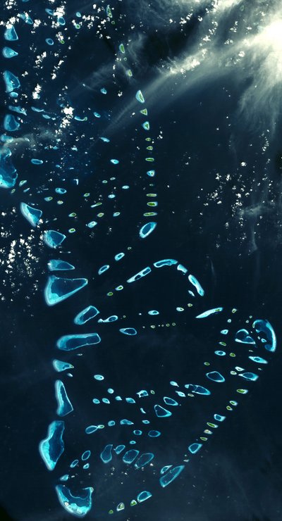 Vue satellite des atolls de Malosmadulu Nord et Sud aux Maldives, dans l